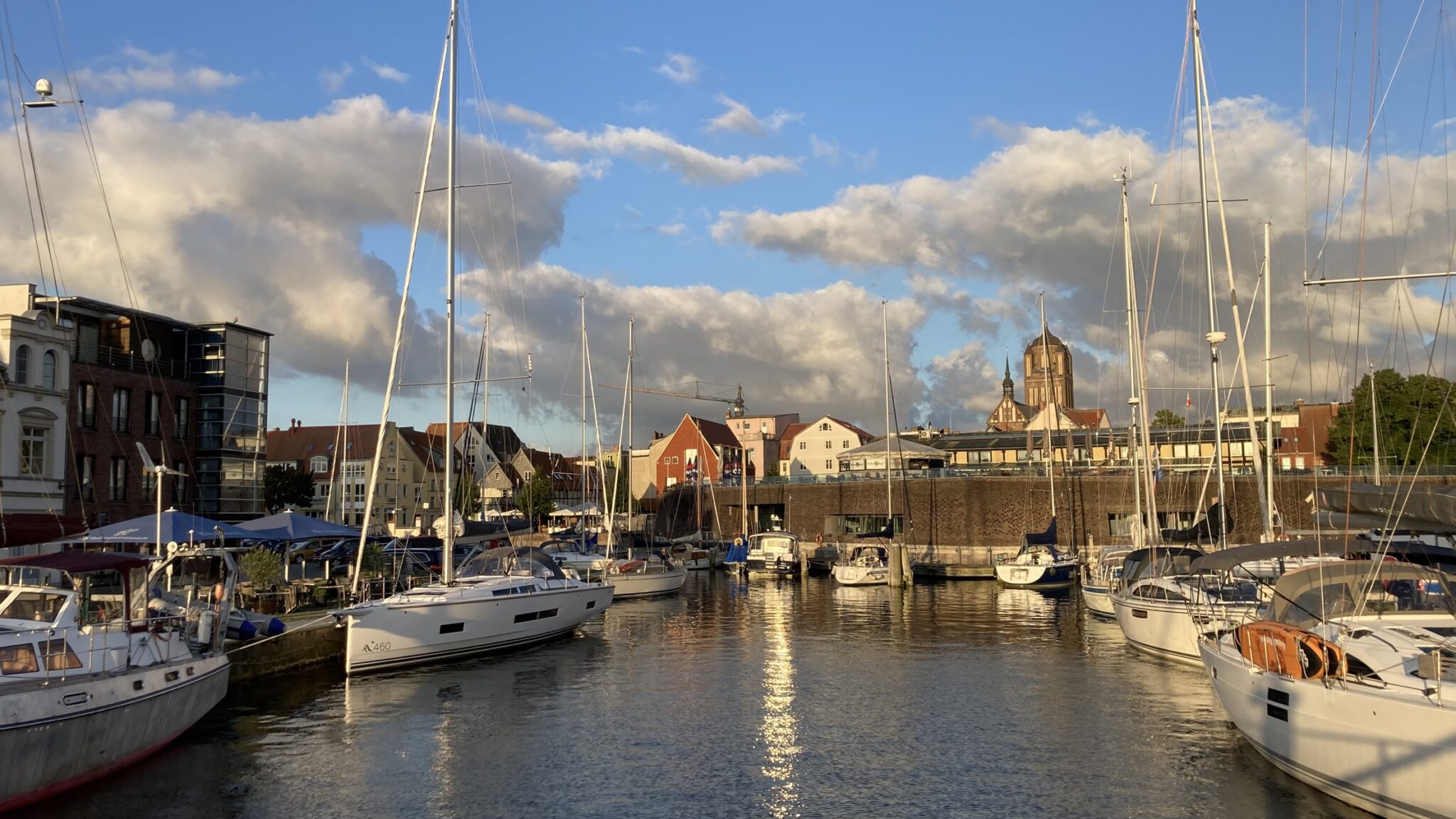Blick über den Querkanal auf die historische Altstadt von Stralsund